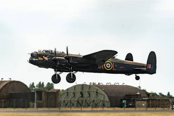 イギリス記念飛行とイギリス空軍コングズビー飛行隊との戦いとして 2023年6月17日イギリス コングズビーのイギリス空軍コングズビー飛行隊での色のルーティングのための旗艦の準備 — ストック写真