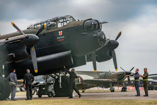 Наземні Екіпажі Льотні Екіпажі Готують Lancaster Під Час Меморіального Польоту — стокове фото