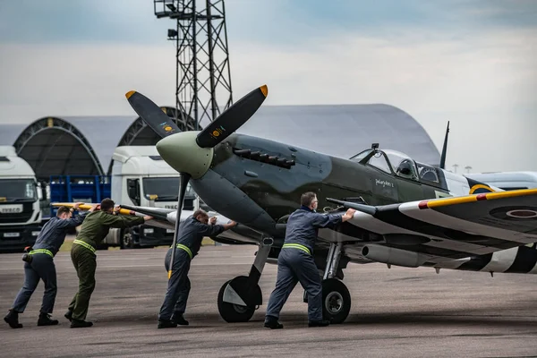 Ground Crew Prepare Spitfire Battle Britain Memorial Flight Raf Coningsby — Stock Photo, Image