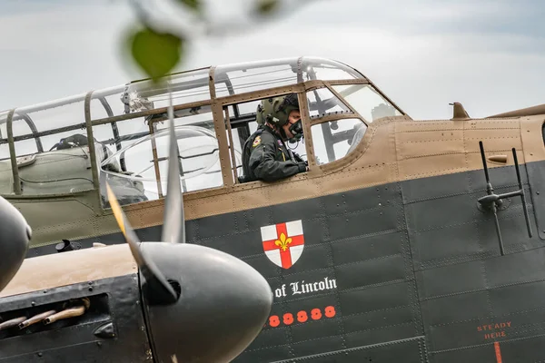 Hava Filosu Lideri Chris Fairley Britanya Muharebesi Anısına Lancaster Kontrollere — Stok fotoğraf