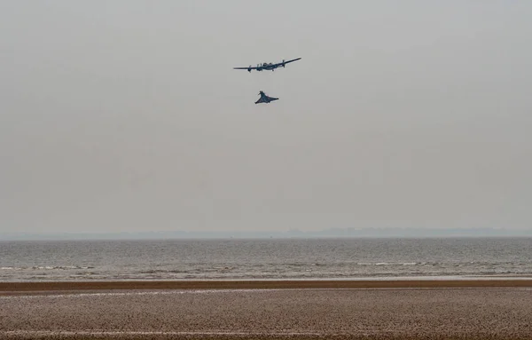 2023年6月18日 英国皇家纪念飞行战役的兰开斯特号和台风展示小组在英国皇家克莱索珀斯海滨的克莱索珀斯武装部队日展出 — 图库照片
