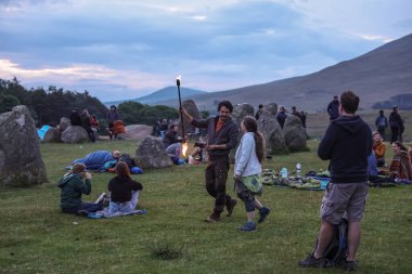 İnsanlar Castlerigg Taş Çemberi Yaz Gündönümü Kutlaması sırasında güneşin doğuşunu izlemek için toplandı.