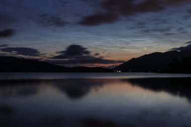Derwentwater üzerindeki gece bulutları Keswick yakınlarındaki yaz gündönümünde Cumbria, Birleşik Krallık, 20 Haziran 2023