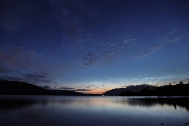 Derwentwater üzerindeki gece bulutları Keswick yakınlarındaki yaz gündönümünde Cumbria, Birleşik Krallık, 20 Haziran 2023
