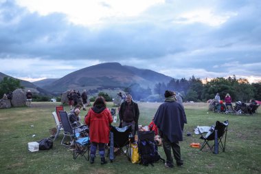 İnsanlar Castlerigg Taş Çemberi Yaz Gündönümü Kutlaması sırasında güneşin doğuşunu izlemek için toplandılar.