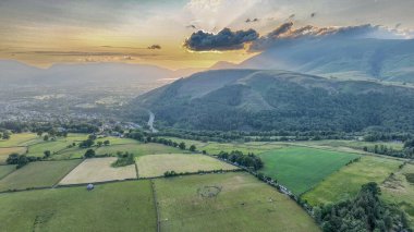 Güneş, Castlerigg Taş Çemberi Yaz Gündönümü Kutlaması 'nın üzerinde batıyor. İngiltere, 20 Haziran 2023