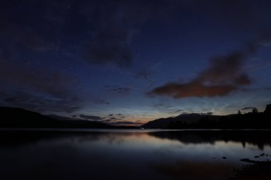 Derwentwater üzerindeki gece bulutları Keswick yakınlarındaki yaz gündönümünde Cumbria, Birleşik Krallık, 20 Haziran 2023