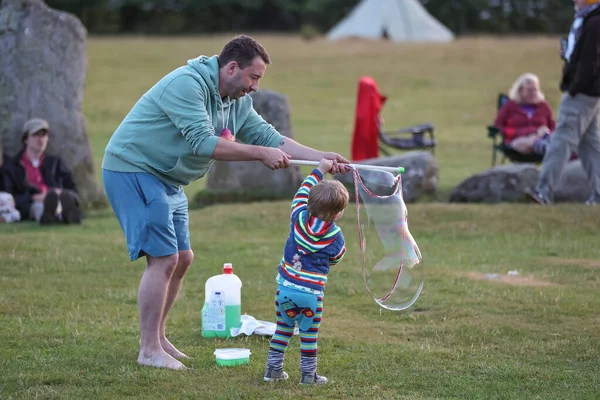 男と彼の息子はCastlerigg石サークル夏の冬至のお祝いの間に泡を賞賛します イギリス 6月2023 — ストック写真