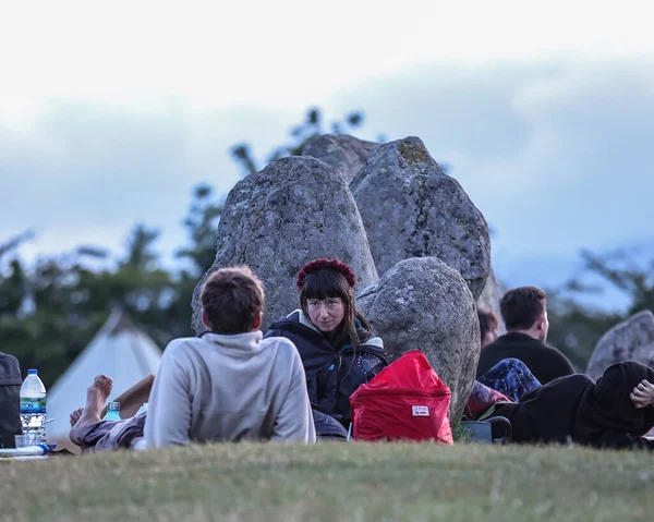People Sit Chill Sun Goes Castlerigg Stone Circle Summer Solstice — Stock Photo, Image