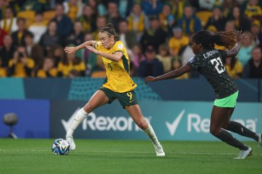 Avustralyalı 9. Caitlin Foord, 27 Temmuz 2023 tarihinde Avustralya Bayanlar Dünya Kupası 2023 Grubu 'nda Suncorp Stadyumu, Brisbane, Avustralya' da oynanan Avustralya Bayanlar - Nijerya Kadınlar karşılaşmasında topu aldı.