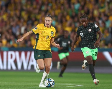 Nijerya 'dan Christy Ucheibe 27 Temmuz 2023' te Avustralya Bayanlar Dünya Kupası 2023 Grubu 'nda Avustralya Bayanlar Nijerya' ya karşı Suncorp Stadyumu 'nda oynanan karşılaşmada Caitlin Foord' a baskı yapıyor.