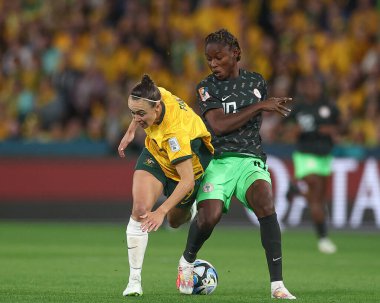 Avustralya 'dan Caitlin Foord # 9 ve Nijerya' dan Christy Ucheibe # 10 ve Nijerya 'dan Christy Ucheibe # 2023 FIFA Kadınlar Dünya Kupası B Grubu karşılaşmasında Suncorp Stadyumu, Brisbane, Avustralya, 27 Temmuz 2023