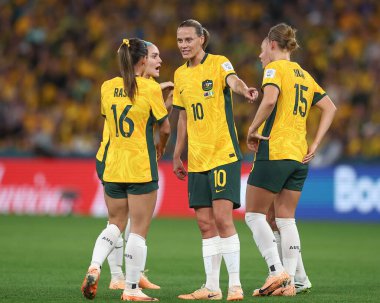 Avustralya 'dan Hayley Raso # 16, Avustralya' dan Emily van Egmond # 10 ve Avustralya 'dan Clare Hunt # 15, Avustralya Bayanlar Dünya Kupası 2023 Grubu B Grubu karşılaşmasında Suncorp Stadyumu, Brisbane, Avustralya, 27 Temmuz 2023' te Avustralya Kadınlar - Nijerya Kadınlar karşılaşmasında sohbet etti.