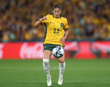 Avustralyalı Kyra Cooney-Cross # 23 ve top FIFA Kadınlar Dünya Kupası 2023 B Grubu karşılaşmasında Suncorp Stadyumu, Brisbane, Avustralya, 27 Temmuz 2023