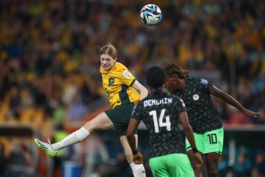 Avustralya 'dan Cortnee Vine # 5, Avustralya Suncorp Stadyumu, Brisbane, Avustralya' da 27 Temmuz 2023 'te oynanan FIFA Kadınlar Dünya Kupası 2023 B Grubu Bayanlar - Nijerya Kadınlar karşılaşmasında yüksek topu kazanmak için sıçradı.