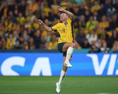 Avustralyalı 9. Caitlin Foord, 27 Temmuz 2023 'te Avustralya Bayanlar Dünya Kupası 2023 Grubu Bayanlar - Nijeryalı Kadınlar Suncorp Stadyumu, Brisbane, Avustralya karşılaşmasında yüksek topu kazanmak için sıçradı.