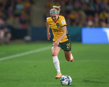 Avustralyalı Ellie Carpenter # 21, FIFA Kadınlar Dünya Kupası 2023 B Grubu karşılaşmasında Suncorp Stadyumu, Brisbane, Avustralya, 27 Temmuz 2023 'te Avustralya Bayanlar - Nijerya Kadınlar karşılaşmasında topa vurdu.