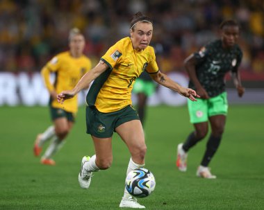 Avustralyalı 9. Caitlin Foord, 27 Temmuz 2023 tarihinde Avustralya Bayanlar Dünya Kupası 2023 Grubu 'nda Suncorp Stadyumu, Brisbane, Avustralya' da oynanan Avustralya Bayanlar - Nijerya Kadınlar karşılaşmasında topu aldı.