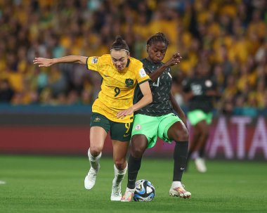 Avustralya 'dan Caitlin Foord # 9 ve Nijerya' dan Christy Ucheibe # 10 ve Nijerya 'dan Christy Ucheibe # 2023 FIFA Kadınlar Dünya Kupası B Grubu karşılaşmasında Suncorp Stadyumu, Brisbane, Avustralya, 27 Temmuz 2023