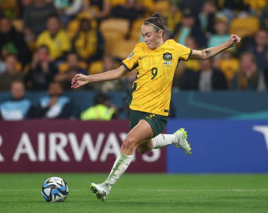 Avustralyalı 9. Caitlin Foord, 27 Temmuz 2023 tarihinde Avustralya Bayanlar Dünya Kupası 2023 Grubu 'nda Suncorp Stadyumu, Brisbane, Avustralya' da oynanan Avustralya Bayanlar - Nijerya Kadınlar karşılaşmasında topu aldı.