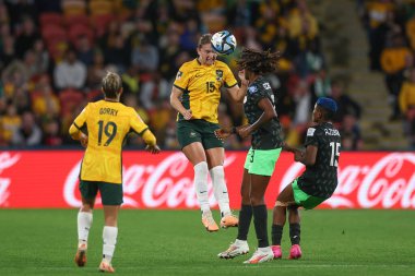 Avustralyalı 15. Clare Hunt, 27 Temmuz 2023 'te Avustralya Bayanlar Dünya Kupası 2023 Grubu Bayanlar - Nijeryalı Kadınlar Suncorp Stadyumu, Brisbane, Avustralya karşılaşmasında yüksek topu kazanmak için sıçradı.
