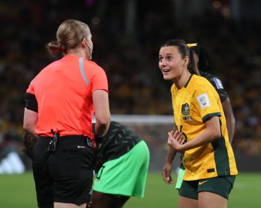 Avustralya 'dan Hayley Raso # 16, 27 Temmuz 2023' te Avustralya 'nın Brisbane kentindeki Suncorp Stadyumu' nda oynanan 2023 Dünya Kadınlar Kupası B Grubu karşılaşmasında hakemle konuşuyor.