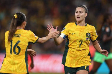 Avustralya 'dan Hayley Raso # 16 ve Avustralya' dan Steph Catley # 7 FIFA Kadınlar Dünya Kupası 2023 B Grubu karşılaşmasında Suncorp Stadyumu, Brisbane, Avustralya 'da kadınlara karşı Avustralya Kadınlar vs Nijerya Kadınlar, 27 Temmuz 2023