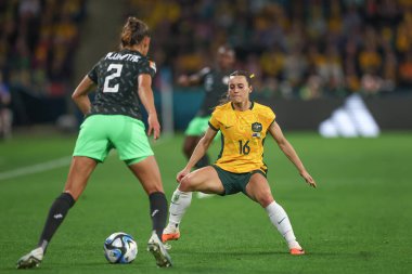 Nijerya 'nın 2 numaralı Ashleigh Plumptre' si, Avustralya Bayanlar Dünya Kupası 2023 Grubu Avustralya Bayanlar - Nijerya Kadınlar Maçı sırasında 27 Temmuz 2023 'te Brisbane, Avustralya' da oynanan Suncorp Stadyumu 'nda Hayley Raso # 16' da topu tutuyor.