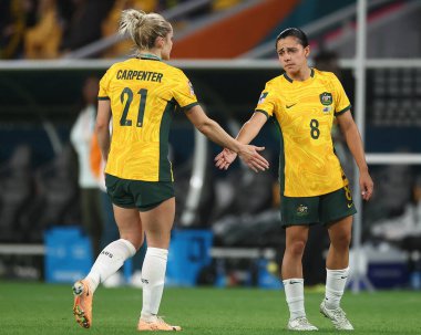 Avustralya 'dan Ellie Carpenter # 21 ve Avustralya' dan Alex Chidiac # 8, FIFA Dünya Kupası 2023 Grubu B Grubu 'nda oynanan karşılaşmadan sonra Suncorp Stadyumu, Brisbane, Avustralya, 27 Temmuz 2023' te Avustralya Bayanlar - Nijerya Kadınlar karşılaşmasında el sıkıştı.