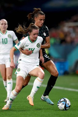 Nijerya 'dan Ashleigh Plumptre ve İrlandalı Heather Payne, 31 Temmuz 2023' te Suncorp Stadyumu, Brisbane, Avustralya 'da oynanan FIFA Kadınlar Dünya Kupası 2023 B Grubu karşılaşmasında top için yarışıyorlar.