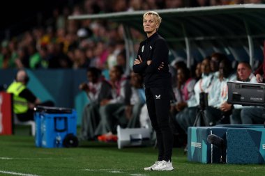 İrlanda teknik direktörü Vera Pauw, 31 Temmuz 2023 tarihinde Avustralya 'nın Brisbane kentinde oynanan FIFA Kadınlar Dünya Kupası 2023 B Grubu karşılaşmasında İrlandalı kadınlara karşı Nijerya Kadınlar maçına bakıyor.