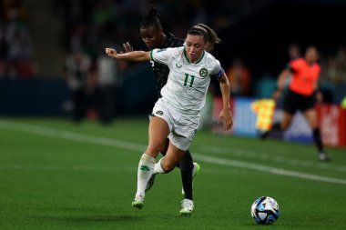 İrlandalı Katie McCabe ve Nijeryalı Christy Ucheibe, 31 Temmuz 2023 tarihinde Avustralya Suncorp Stadyumu, Brisbane 'de oynanan FIFA Bayanlar Dünya Kupası 2023 B Grubu karşılaşmasında top için yarışıyorlar.