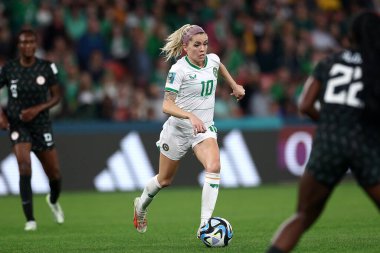 İrlandalı Denise OSullivan, 31 Temmuz 2023 tarihinde Avustralya 'nın Brisbane kentindeki Suncorp Stadyumu' nda oynanan FIFA Bayanlar Dünya Kupası 2023 B Grubu karşılaşmasında top sürüyor.