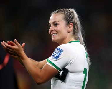İrlandalı Lily Agg, 31 Temmuz 2023 tarihinde Brisbane, Avustralya 'daki Suncorp Stadyumu' nda oynanan FIFA Kadınlar Dünya Kupası 2023 B Grubu karşılaşması sonrasında seyirciyi alkışlıyor.
