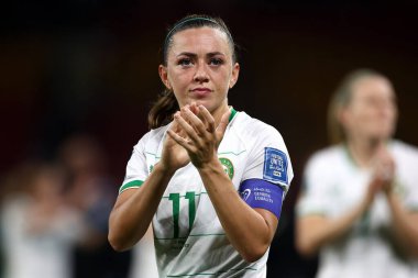  İrlandalı Katie McCabe, 31 Temmuz 2023 tarihinde Brisbane, Avustralya 'daki Suncorp Stadyumu' nda oynanan FIFA Kadınlar Dünya Kupası 2023 Grubu B Grubu karşılaşması sonrasında seyirciyi alkışlıyor.