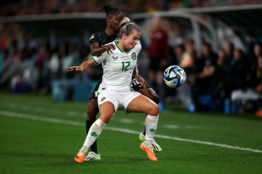 İrlandalı Lily Agg ve Nijeryalı Uchenna Kanu, Avustralya Suncorp Stadyumu, Brisbane, Avustralya, 31 Temmuz 2023 'te oynanan FIFA Bayanlar Dünya Kupası 2023 B Grubu karşılaşmasında top için yarışıyorlar.