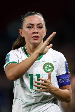 İrlandalı Katie McCabe, 31 Temmuz 2023 tarihinde Brisbane, Avustralya 'daki Suncorp Stadyumu' nda oynanan FIFA Kadınlar Dünya Kupası 2023 Grubu B Grubu karşılaşması sonrasında seyirciyi alkışlıyor.