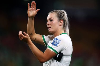 İrlandalı Lily Agg, 31 Temmuz 2023 tarihinde Brisbane, Avustralya 'daki Suncorp Stadyumu' nda oynanan FIFA Kadınlar Dünya Kupası 2023 B Grubu karşılaşması sonrasında seyirciyi alkışlıyor.