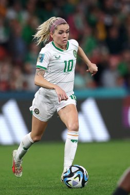 İrlandalı Denise OSullivan, 31 Temmuz 2023 tarihinde Avustralya 'nın Brisbane kentindeki Suncorp Stadyumu' nda oynanan FIFA Bayanlar Dünya Kupası 2023 B Grubu karşılaşmasında top sürüyor.