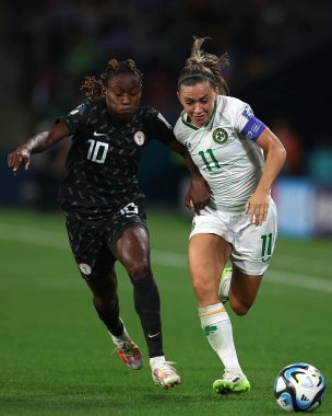 İrlandalı Katie McCabe ve Nijeryalı Christy Ucheibe, 31 Temmuz 2023 tarihinde Avustralya Suncorp Stadyumu, Brisbane 'de oynanan FIFA Bayanlar Dünya Kupası 2023 B Grubu karşılaşmasında top için yarışıyorlar.