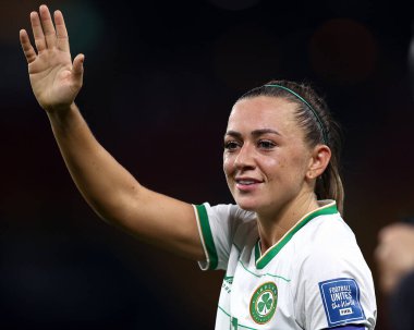  İrlandalı Katie McCabe, 31 Temmuz 2023 tarihinde Brisbane, Avustralya 'daki Suncorp Stadyumu' nda oynanan FIFA Kadınlar Dünya Kupası 2023 Grubu B Grubu karşılaşması sonrasında seyirciyi alkışlıyor.