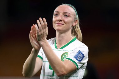 İrlandalı Louise Quinn, 31 Temmuz 2023 tarihinde Brisbane, Avustralya 'daki Suncorp Stadyumu' nda oynanan FIFA Kadınlar Dünya Kupası 2023 B Grubu karşılaşması sonrasında seyirciyi alkışlıyor.