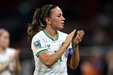  İrlandalı Katie McCabe, 31 Temmuz 2023 tarihinde Brisbane, Avustralya 'daki Suncorp Stadyumu' nda oynanan FIFA Kadınlar Dünya Kupası 2023 Grubu B Grubu karşılaşması sonrasında seyirciyi alkışlıyor.