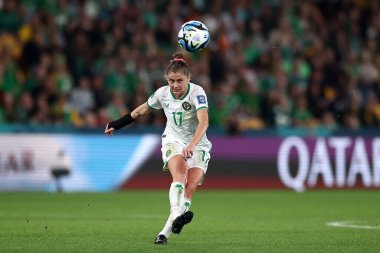 İrlandalı Sinead Louise Farrelly, 31 Temmuz 2023 tarihinde Brisbane, Avustralya 'daki Suncorp Stadyumu' nda oynanan 2023 Dünya Kadınlar Kupası B Grubu karşılaşmasında topa vuruyor.