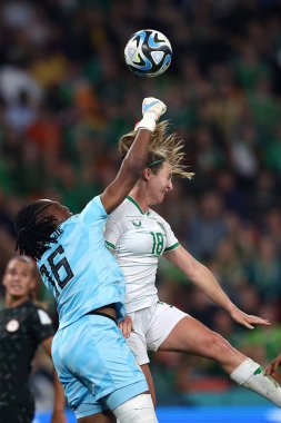 Nijeryalı Chiamaka Nnadozie İrlandalı Kyra Taylor Carusa, 31 Temmuz 2023 tarihinde Suncorp Stadyumu, Brisbane, Avustralya 'da oynanan FIFA Bayanlar Dünya Kupası 2023 Grubu Bayanlar - Nijerya Kadınlar maçında bir balat atmayı denedi.