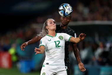 İrlandalı Lily Agg ve Nijeryalı Uchenna Kanu, Avustralya Suncorp Stadyumu, Brisbane, Avustralya, 31 Temmuz 2023 'te oynanan FIFA Bayanlar Dünya Kupası 2023 B Grubu karşılaşmasında top için yarışıyorlar.
