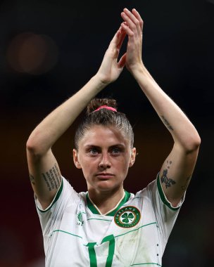  İrlandalı Sinead Louise Farrelly, 31 Temmuz 2023 tarihinde Avustralya 'nın Brisbane kentindeki Suncorp Stadyumu' nda oynanan 2023 Dünya Kadınlar Kupası B Grubu karşılaşması sonrasında seyirciyi alkışlıyor.