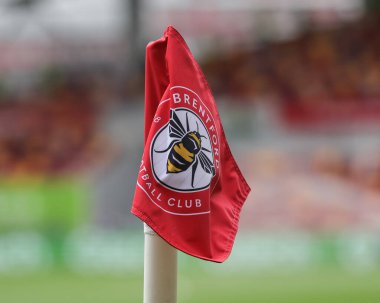 Brentford köşe bayrağı Premier Lig maçı sırasında Brentford Tottenham Hotspur 'a karşı Brentford Halk Stadyumu, Londra, Birleşik Krallık, 13 Ağustos 2023
