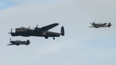Britanya Muharebesi PZ865 (sağda), Lancaster bombardıman uçağı PA474 (ortada) ve Mk Vb Spitfire, AB910 (solda), Rhyl Air Show 2023 Rhyl Seafront, Rhyl, Birleşik Krallık