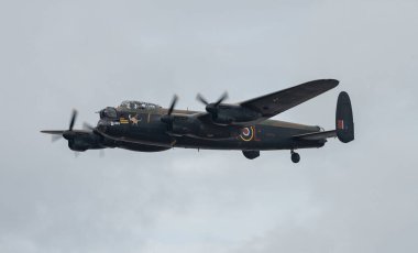 Britanya Muharebesi Lancaster bombardıman uçağı PA474, Rhyl Air Show 2023 'te Rhyl Seafront, Rhyl, Birleşik Krallık, 27 Ağustos 2023' te tek başına rutin bir gösteri sergilemiştir.